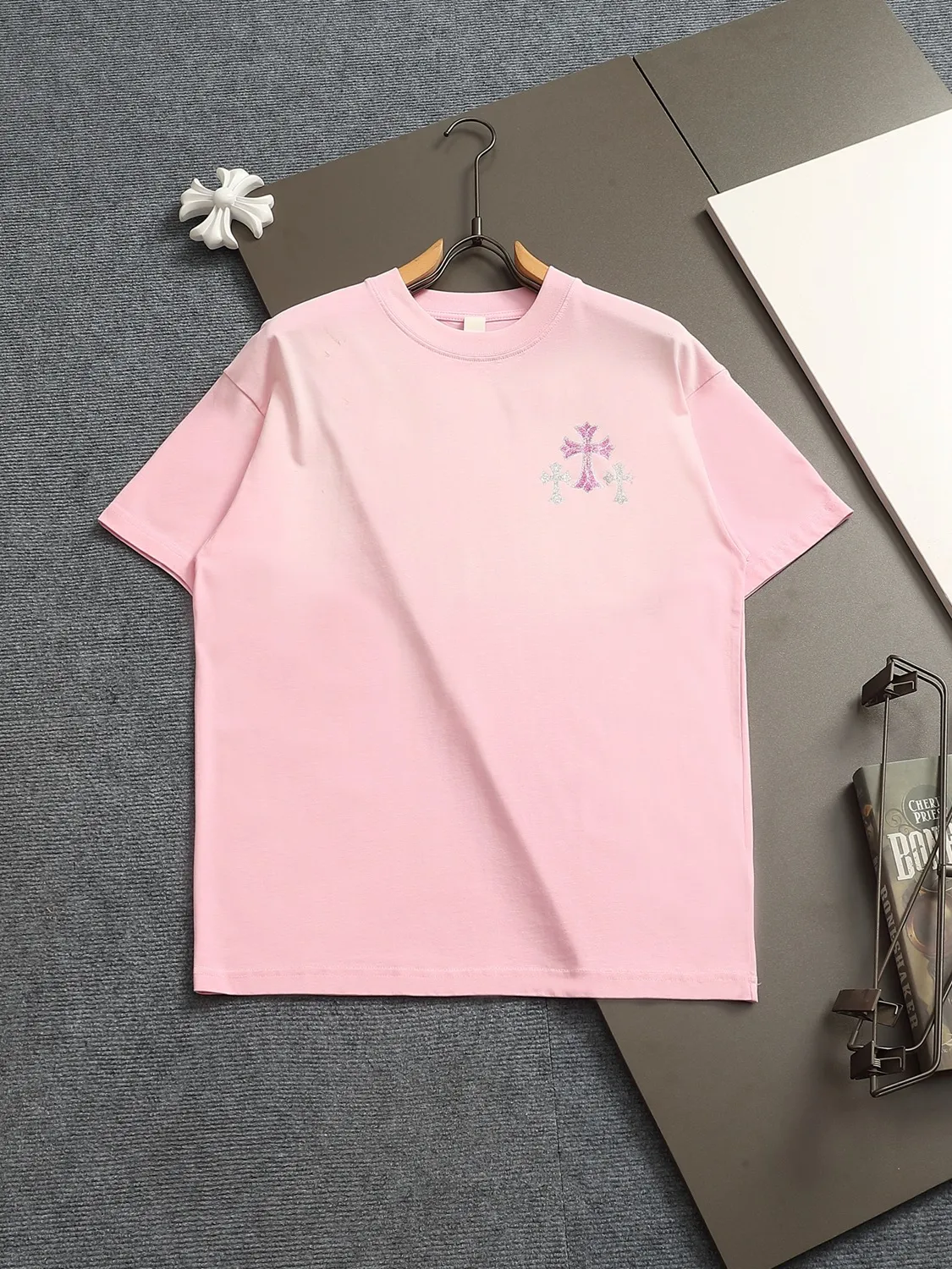 🅿️220 Chrome hearts ch Chrome hearts cross pink hot diamond short-sleeved t-shirt. Advanced tie-dye technology. Large version. Loose and stylish. Low version, slim and long version with upper body and raised hips. 100% commitment: top quality, not fast food. The highest version on the market. Top quality, 320 grams. 26 custom-dyed double yarn cotton, same style for men and women, complete with three standards. Color: Six colors available, available to the public. Size: XS-L. Size chart: